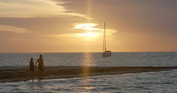 Ρομαντικό Σκηνή Ζευγάρι Περπάτημα Sandbar Ενός Τροπικού Νησιού Ιστιοφόρο Και — Αρχείο Βίντεο