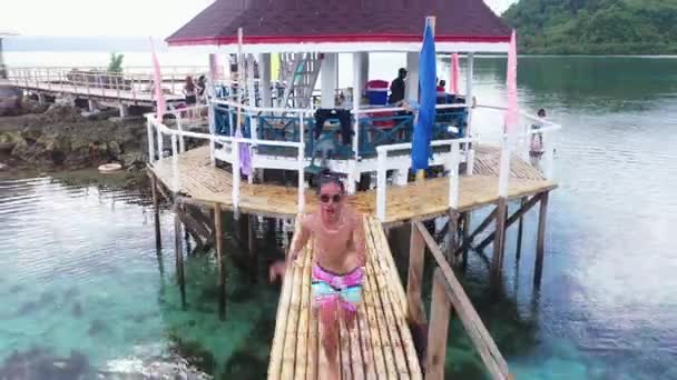 コテージからタグバック海洋公園のターコイズブルーの海への観光客は フィリピンの南レイテ州リロアンにある — ストック動画