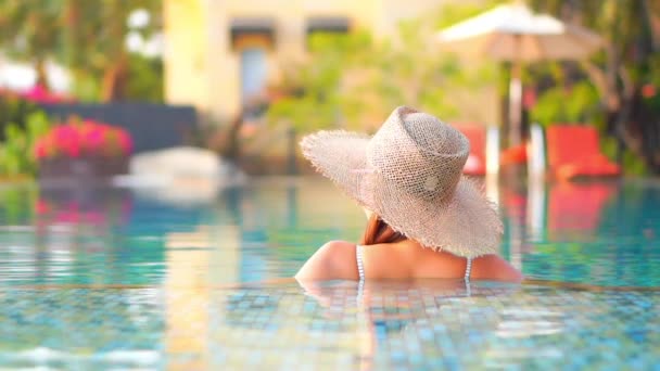 Rückseite Porträt Einer Unkenntlichen Frau Schwimmbadwasser Mit Sonnenhut Verschwommene Tropische — Stockvideo