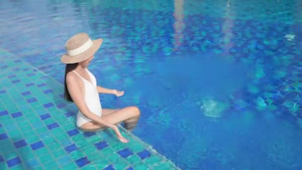 Vrouw Blauw Zwembad Spetteren Omhoog Water Met Handen Slow Motion — Stockvideo