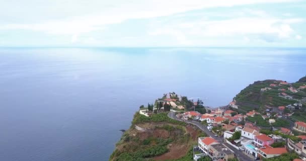 Drone Schot Boven Ponta Sol Dorp Uitkijkend Atlantische Oceaan Kustlijn — Stockvideo
