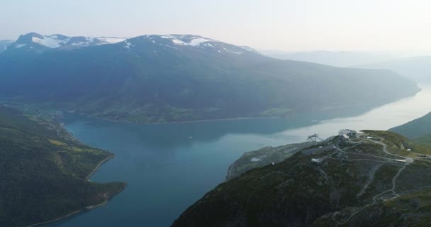 Paraglider Vliegen Door Loen Skyline Gondel Stryn Berg Top Antenne — Stockvideo