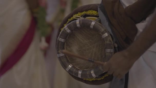 Close Gimbal Tiro Mãos Percussionistas Jogando Thavil Casamento — Vídeo de Stock