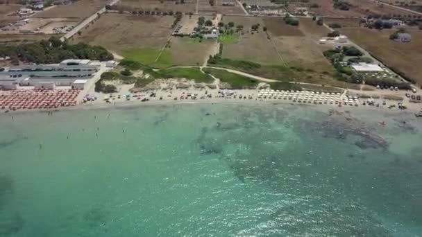 Pláž Specchiolla Okolní Krajina Puglia Itálii Vzdušný Zpětný Náklon Nahoru — Stock video