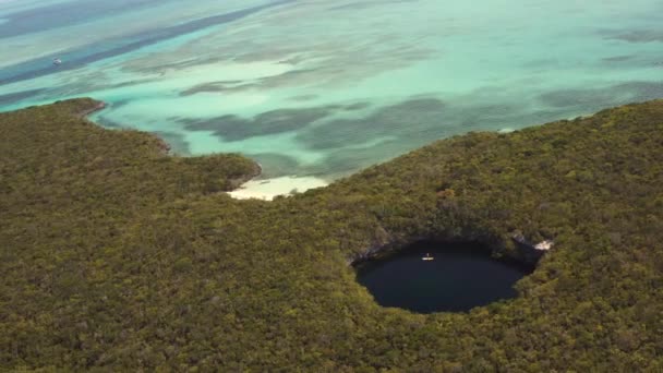 Vista Aérea Del Cenote Del Agujero Azul Selva Tropical Mar — Vídeos de Stock