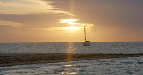 Velero Anclado Cerca Costa Isla Caribeña Con Sol Noche Horizonte — Vídeos de Stock