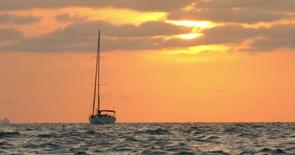 Lonely Sailboat Anchored Open Sea Orange Horizon Evening Sun Background — Αρχείο Βίντεο
