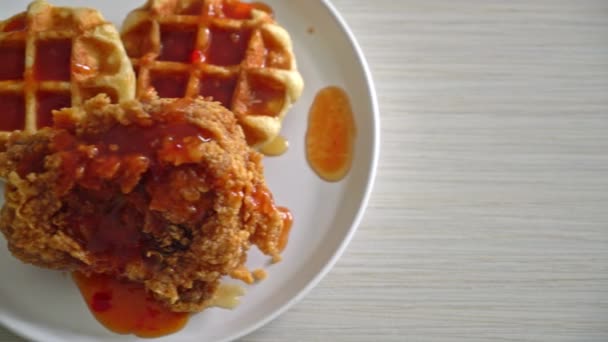 Hausgemachtes Gebratenes Hühnchen Mit Waffeln Und Würziger Sauce — Stockvideo