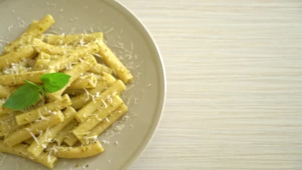 Pesto Rigatoni Pasta Сыром Пармезан Итальянская Французская Кухня — стоковое видео