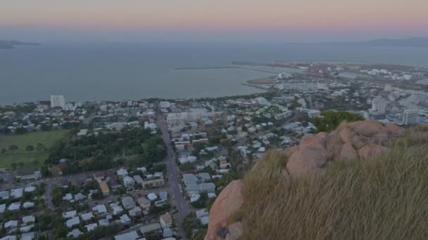 クイーンズランド州のキャストヒルルックアウトからタウンズビル郊外のサンセットビューオーストラリア 背景にクリーブランド湾と工業港 高い角度 — ストック動画