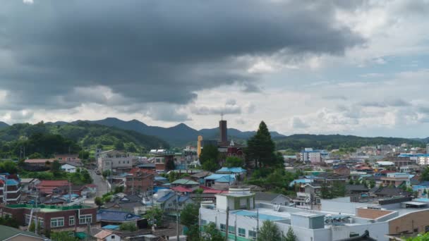 Ein Blick Auf Die Landschaft Mit Wolkenverhangenem Himmel Über Dem — Stockvideo