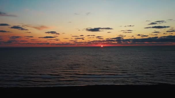 美しい夕日の中で海を飛ぶドロン 空中ドローン撮影 海の上の日の出 ラトビアのバルト海のカラフルな夕日 カメラが前に進む — ストック動画