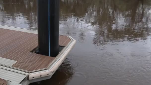 Wellen Flusswasser Das Schwimmenden Pontonstegen Vorbeifließt Aus Nächster Nähe — Stockvideo