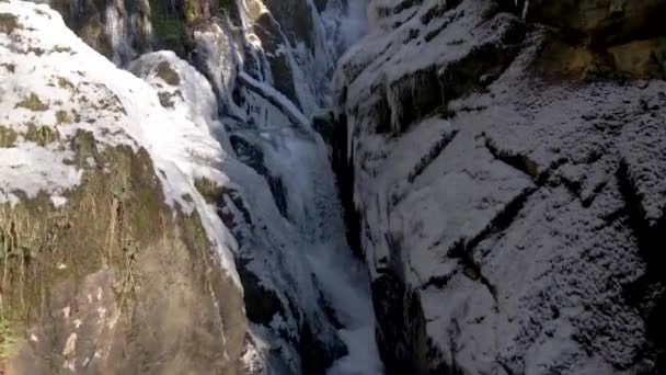 虹のフレアと背の高い滝でクールな冬のシーン 空中ショット — ストック動画