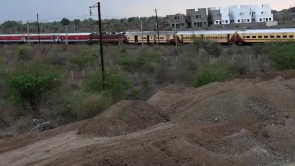 Δύο Κίτρινα Και Κόκκινα Ινδικά Τρένα Που Περνούν Αντίθετες Κατευθύνσεις — Αρχείο Βίντεο