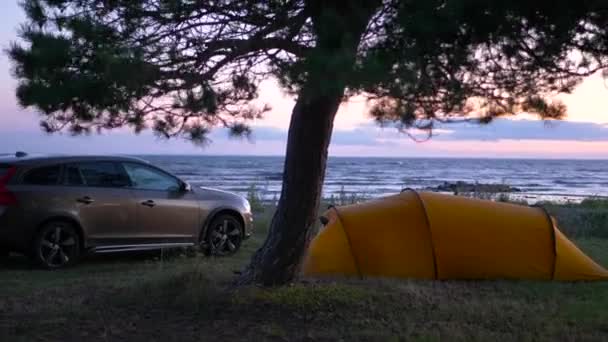 Kemping Wybrzeżu Pomarańczowy Namiot Szary Samochód Pod Drzewem Podczas Zachodu — Wideo stockowe