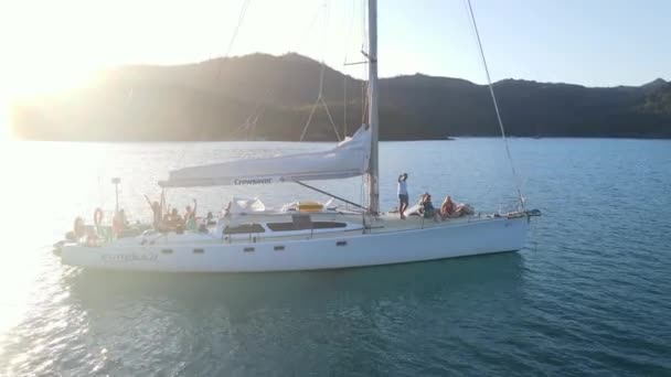 Barco Turístico Con Pasajeros Saludando Cámara Del Dron Crucero Través — Vídeo de stock