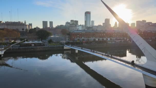 Περιστρεφόμενη Πεζογέφυρα Puente Mujer Στο Puerto Madero Μπουένος Άιρες — Αρχείο Βίντεο