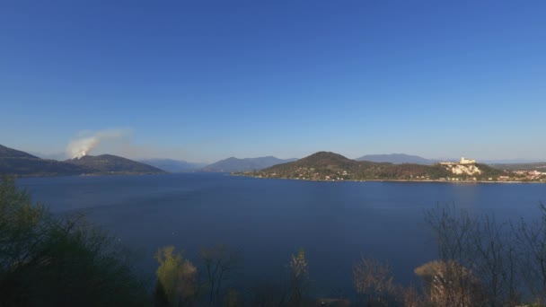 Panoramisch Uitzicht Het Maggioremeer Zuil Van Rook Uit Bergen Door — Stockvideo