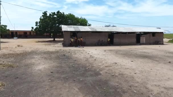 Een School Buitenwijken Van Ada Ghana — Stockvideo