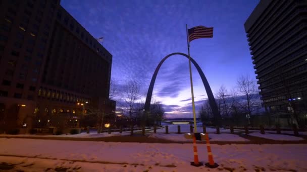 Dirigir Por Louis Gateway Arch Broadway Nascer Sol Com Bandeira — Vídeo de Stock