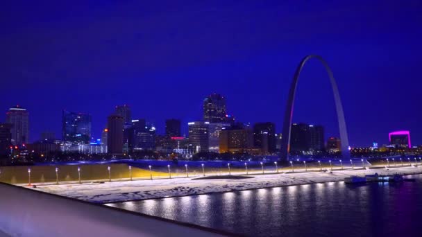 Jízda Populární Street Bridge Řekou Mississippi Níže Bránou Oblouku Cityscape — Stock video