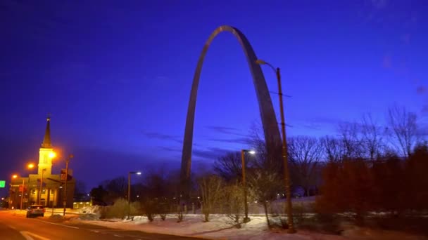 Conduciendo Por Louis Gateway Arch Antes Del Amanecer — Vídeo de stock