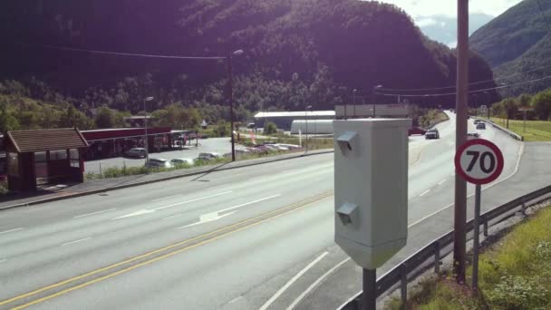 E16号公路上的高速相机特写 美丽夏日里汽车驶过相机的静态剪辑 挪威山区背景 — 图库视频影像