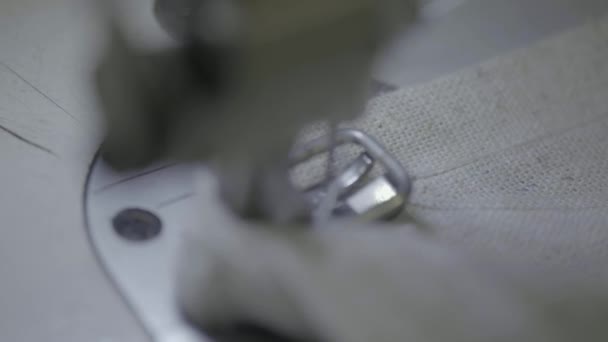 Makroaufnahme Von Textilgewebe Das Mit Baumwolle Auf Einer Nähmaschine Genäht — Stockvideo