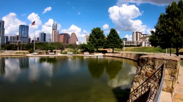 Uma Lenta Panela Lisa Nuvens Brancas Inchadas Austin Skyline Refletindo — Vídeo de Stock