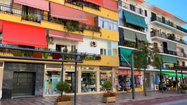 Típica Calle Española Con Tiendas Bares Apartamentos Casco Antiguo Marbella — Vídeos de Stock