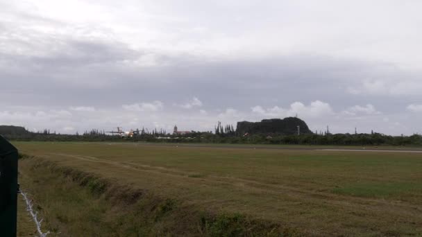 ニューカレドニアの3月島に着陸するエア カルドニー プロペラ機 — ストック動画