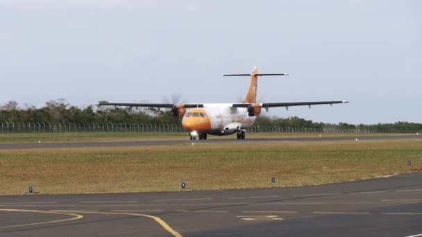 Caldonieプロペラ機滑走路へのタクシー 離陸の準備 — ストック動画