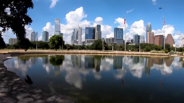 Långsam Smidig Stekpanna Med Austin Skyline Reflekterande Palmer Pond — Stockvideo