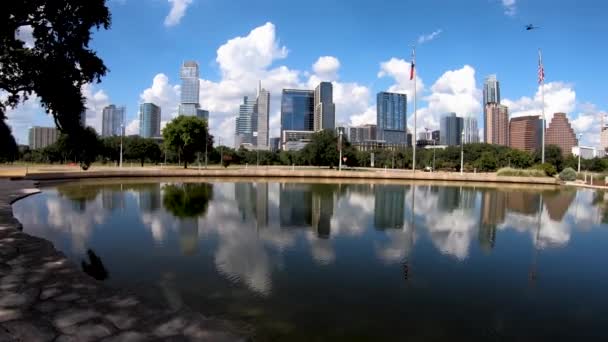 Austin Skyline Palmer Gölü Yansıttığı Yavaş Pürüzsüz Bir Tava — Stok video