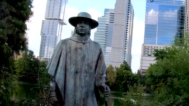 Smooth Steady Pan Stevie Ray Vaughan Statue Austin Skyline River — Stock Video