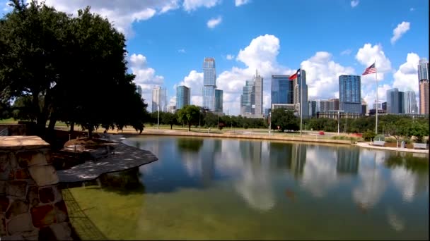 Wolno Gładka Patelnia Austin Skyline Piękny Dzień Odbiciem Palmer Pond — Wideo stockowe