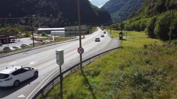 Upwarding Bewegende Antenne Van Flitspalen Langs E16 Noorwegen Flitspalen Bekijken — Stockvideo