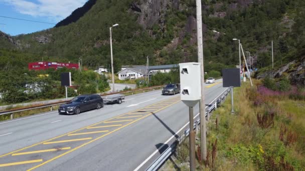 Bergen Norveç Yakın E16 Otobanında Hızla Geçen Arabaların Sabit Görüntüsü — Stok video