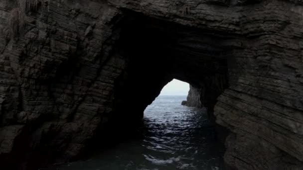 空中飞经一个海洋洞穴 — 图库视频影像