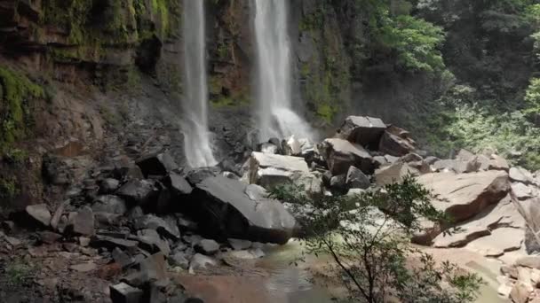 Luchtfoto Van Grot Achter Waterval Jungle — Stockvideo