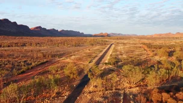 Camino Abierto Través Del Paisaje Rojo Alice Springs Australia Aérea — Vídeos de Stock