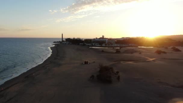 Alçaktan Uçuyor Gün Batımında Kumlu Bir Plajda Dönüyor Spanya Daki — Stok video