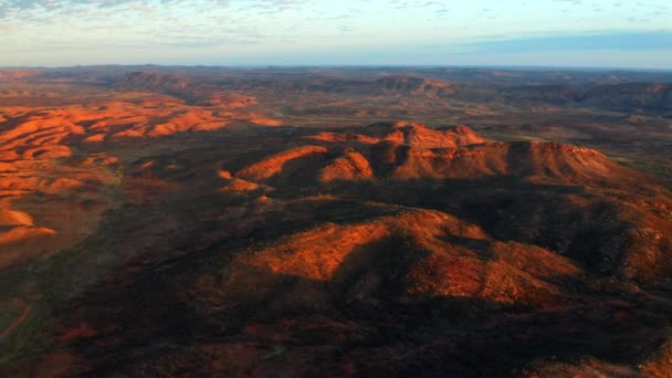 Ljust Röd Solnedgång Över Bergslandskapet Alice Springs Australien Antenn — Stockvideo