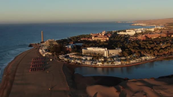 มมองโดรนหม นตาต นใจของเม องร มทะเลล อมรอบด วยหาดทรายในเกาะกรานคานาเร Maspalomas ในสเปน องท — วีดีโอสต็อก