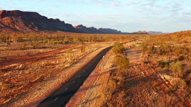 Trostlose Umgebung Mit Gebirgszügen Alice Springs Northern Territory Zentralaustralien Luftaufnahme — Stockvideo