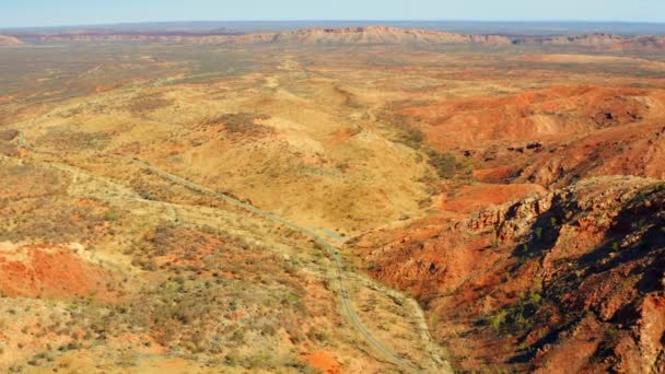 オーストラリア北部準州の西マクドネル国立公園の頑丈な景観のパノラマビュー — ストック動画