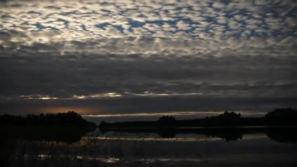 Lapso Tempo Longa Exposição Moonrise Acima Lago Calmo Uma Noite — Vídeo de Stock