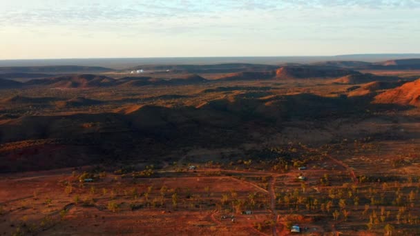 西麦克唐纳山脉全景 在澳大利亚爱丽丝泉的大沙漠中 空中飞行 — 图库视频影像