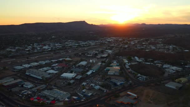 Luftaufnahme Der Abgelegenen Stadt Alice Springs Bei Sonnenuntergang Northern Territory — Stockvideo